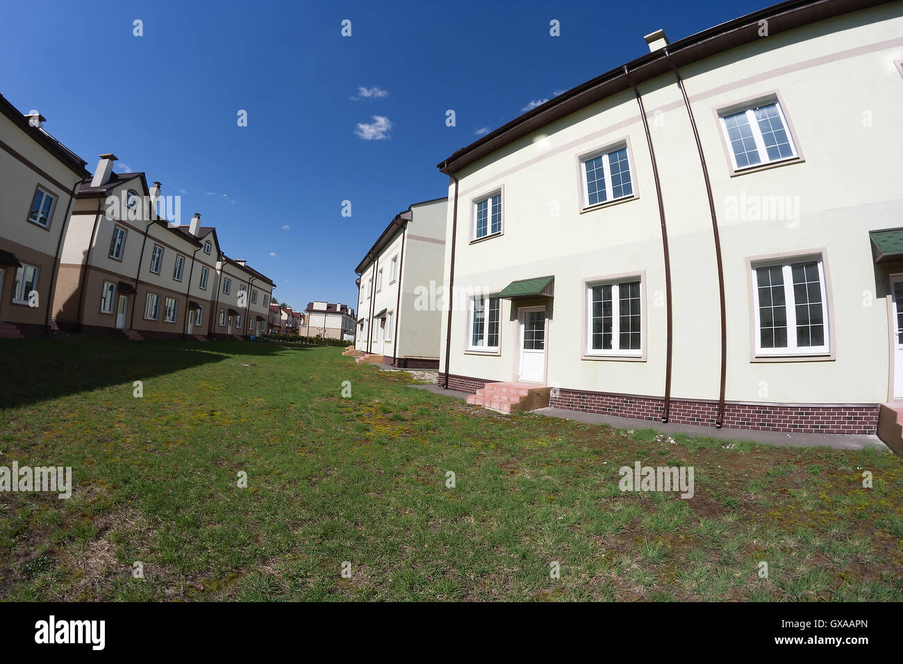 Neues Wohngebiet / Wohnung in der Nähe von Vladimir (Russland): Architektur Bild mit neuen Häusern / Hütten / Gebäude für das Leben Stockfoto