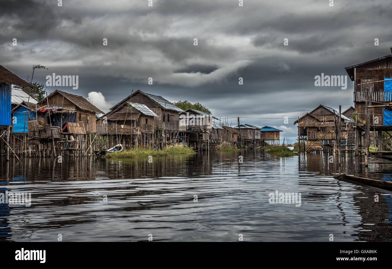 Holzhäuser auf Pfählen, bewohnt von dem Stamm der Inthar, Inle-See, Myanmar Stockfoto