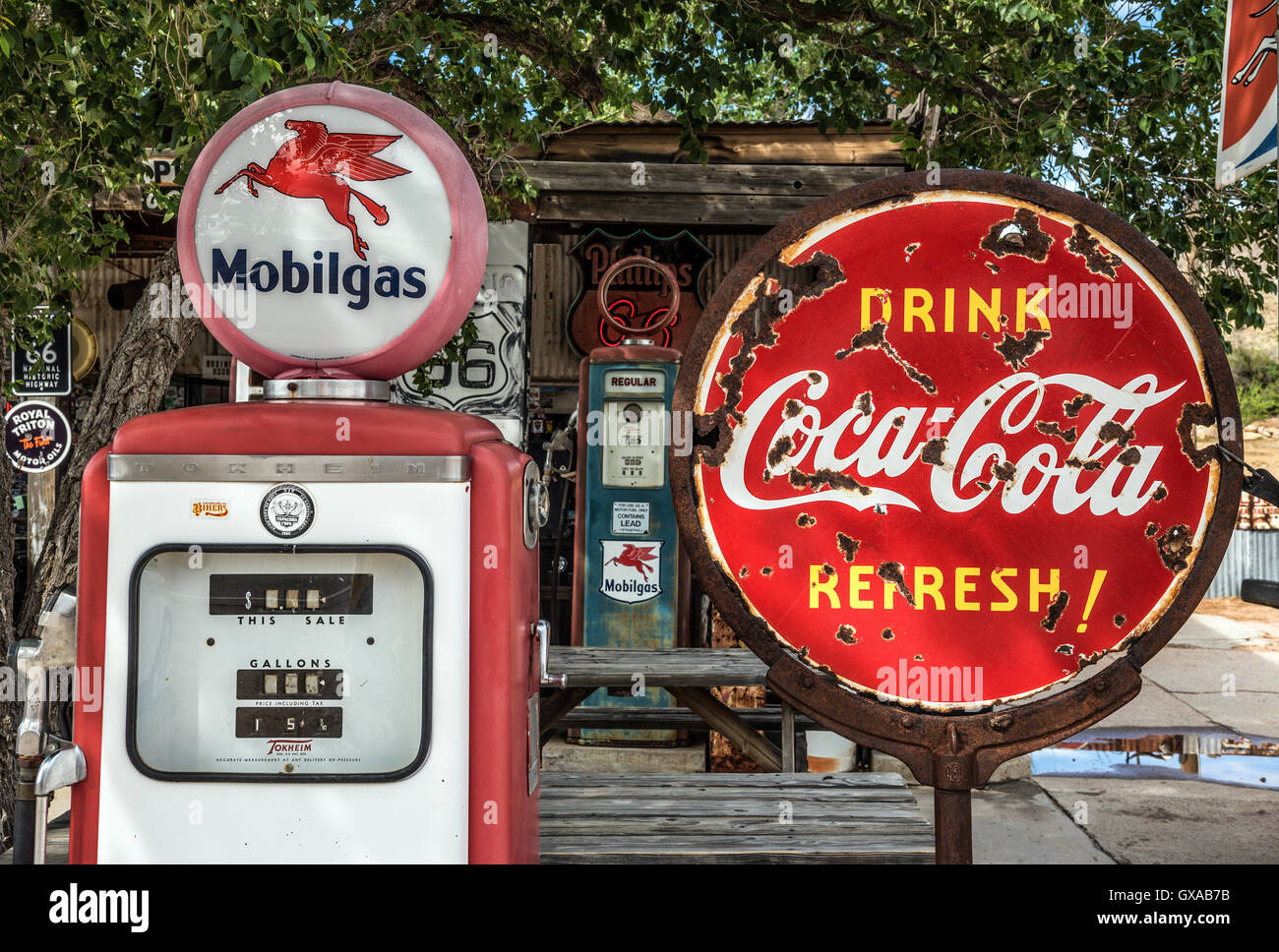Retro-Zapfsäule und eine rostige Coca-cola unterzeichnen auf der historischen Route 66 in Arizona Stockfoto