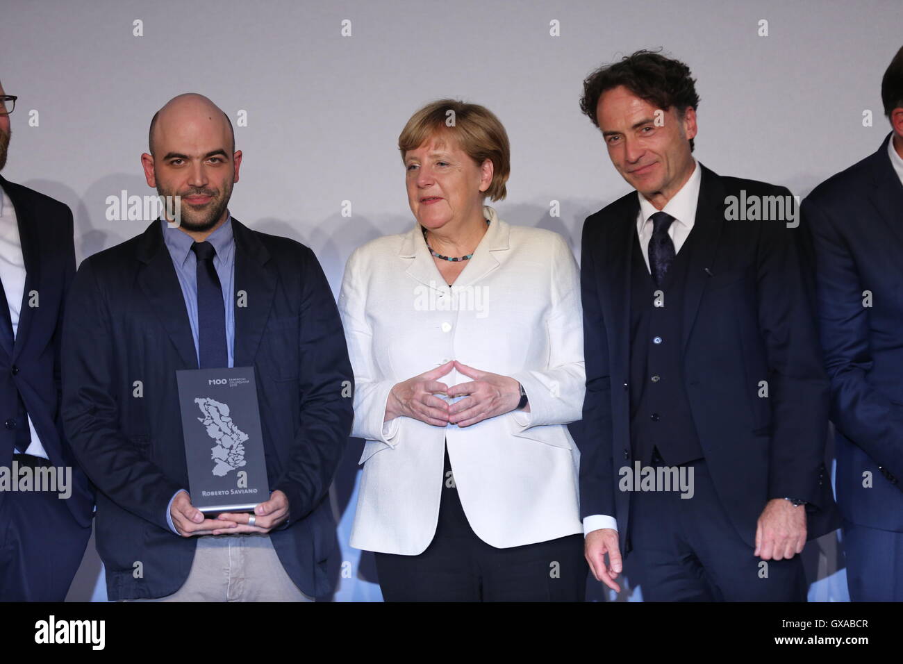 Potsdam, Deutschland. 15. Sep, 2016. Die Präsentation des M100 Medienpreises in das Orangerieschloss in Potsdam wurde von Bundeskanzlerin Dr. Angela Merkel besucht Roberto Saviano, Autor ("Gomorrha"), Journalist und M100 Media Award Gewinner 2016 Giobanni di Lorenzo, Chefredakteur, Wochenzeitung und Jann Jakobs, Oberbürgermeister der Landeshauptstad Potsdam. © Simone Kuhlmey/Pacific Press/Alamy Live-Nachrichten Stockfoto