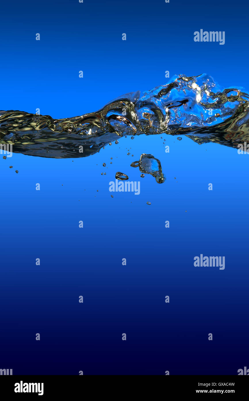 Welle auf der Oberfläche des tiefblauen Wassers Stockfoto