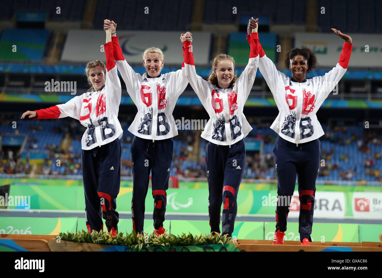 Great Britain (links-rechts) Sophie Hahn, Georgina Hermitage, Maria Lyle und Kadeena Cox nach ihrer Silbermedaille im Frauen 4x100m - T35-38 Finale während der achte Tag der Rio Paralympischen Spiele 2016 in Rio De Janeiro, Brasilien. Stockfoto