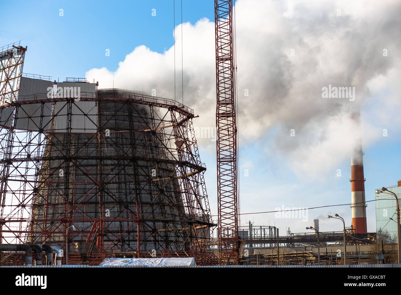 Kühlturm der eine Kraft-Wärme-Kopplungsanlage Stockfoto