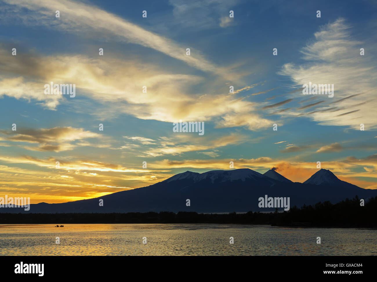 Schönen Sonnenaufgang über Vulkane Kluchevskaya Gruppe mit Reflexion des Flusses Kamtschatka. Stockfoto