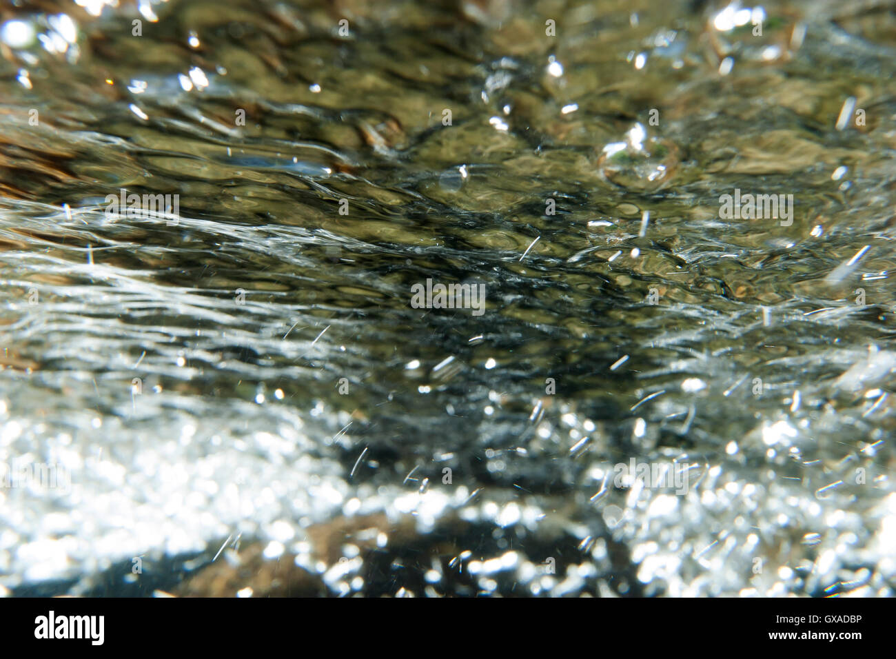 Mineralwasser in einem Fluss Rauschen. Stockfoto