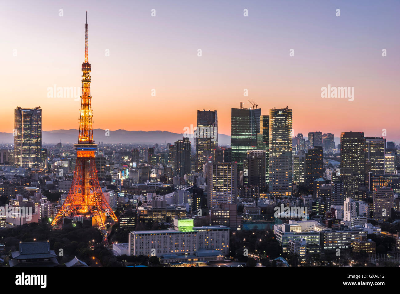 Tokyo Tower und Roppongi Hills, Minato-Ku, Tokyo, Japan Stockfoto