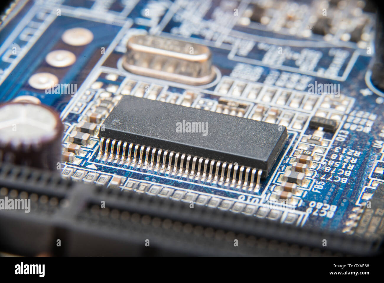 Elektronikplatine hautnah. Blaue PCB Stockfoto