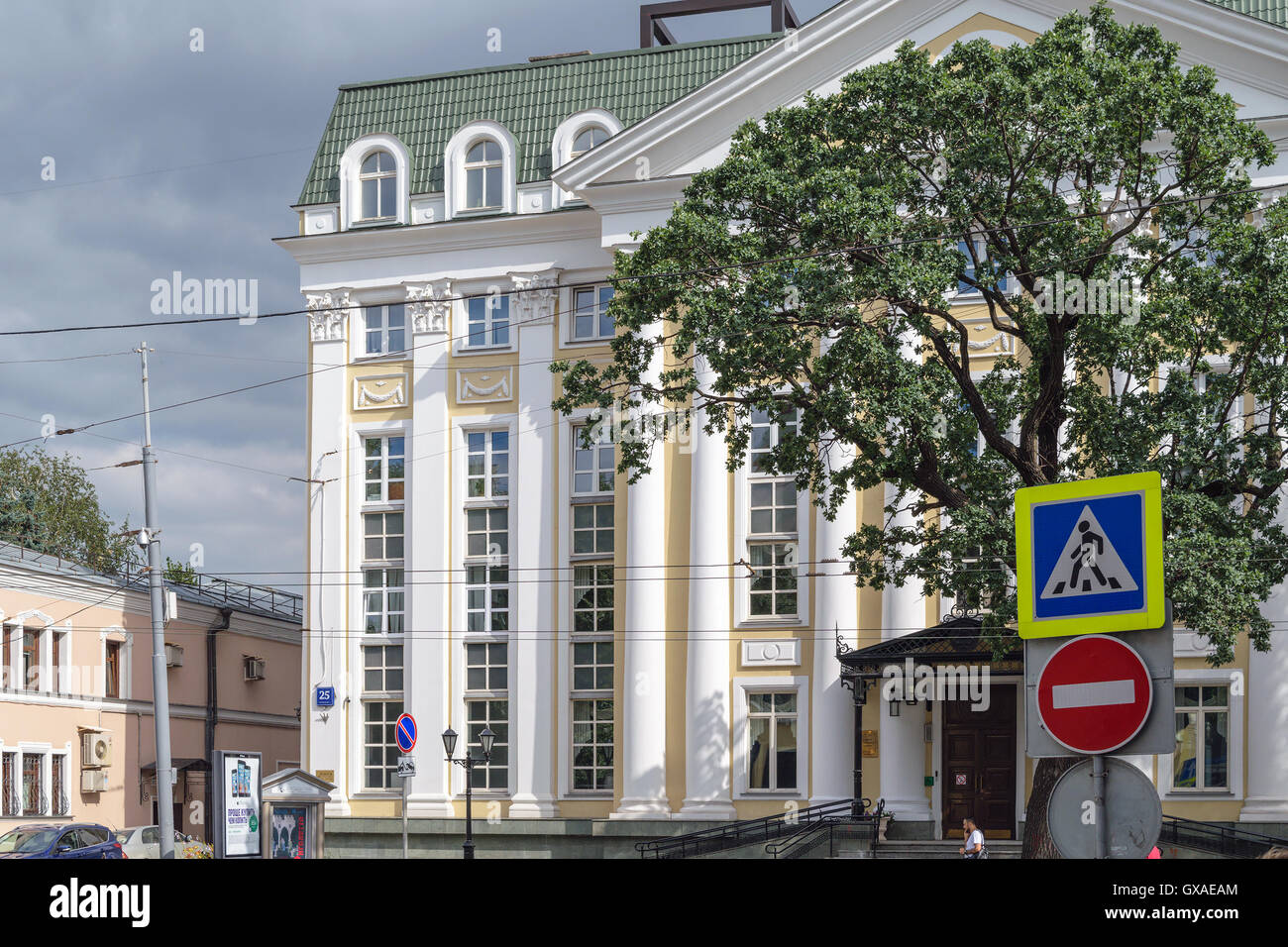 Moskau, Russland - 14. Juli 2016: Galina Wischnewskaja Opera Center Gebäude (Adresse: Ostozhenka Straße, 25, Gebäude 1) Stockfoto