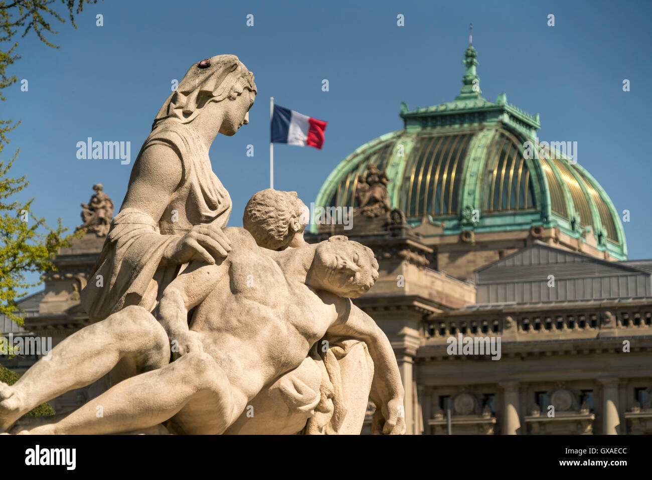 Denkmal Fuer Die Toten A Nein Morts Vor der Nationalbibliothek Auf Dem Platz der Republik in Straßburg, Elsass, Frankreich | Stockfoto