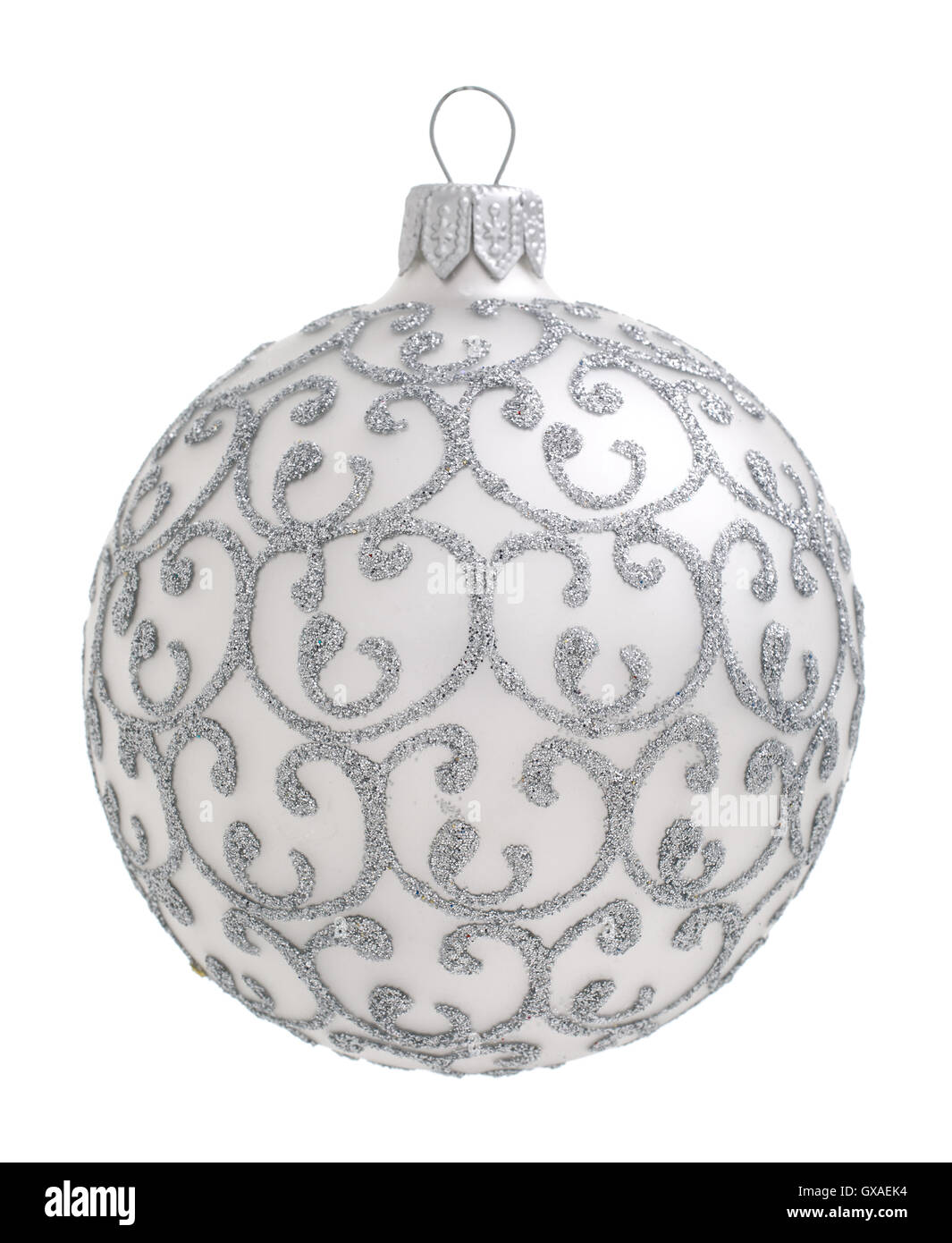 silberne Weihnachtskugel isoliert auf dem Hintergrund Stockfoto