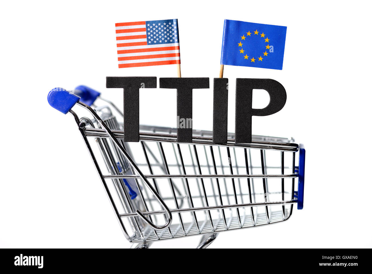 Einkaufswagen Mit Den Fahnen von USA Und Europa, Symbolfoto Freihandelsabkommen TTIP Stockfoto