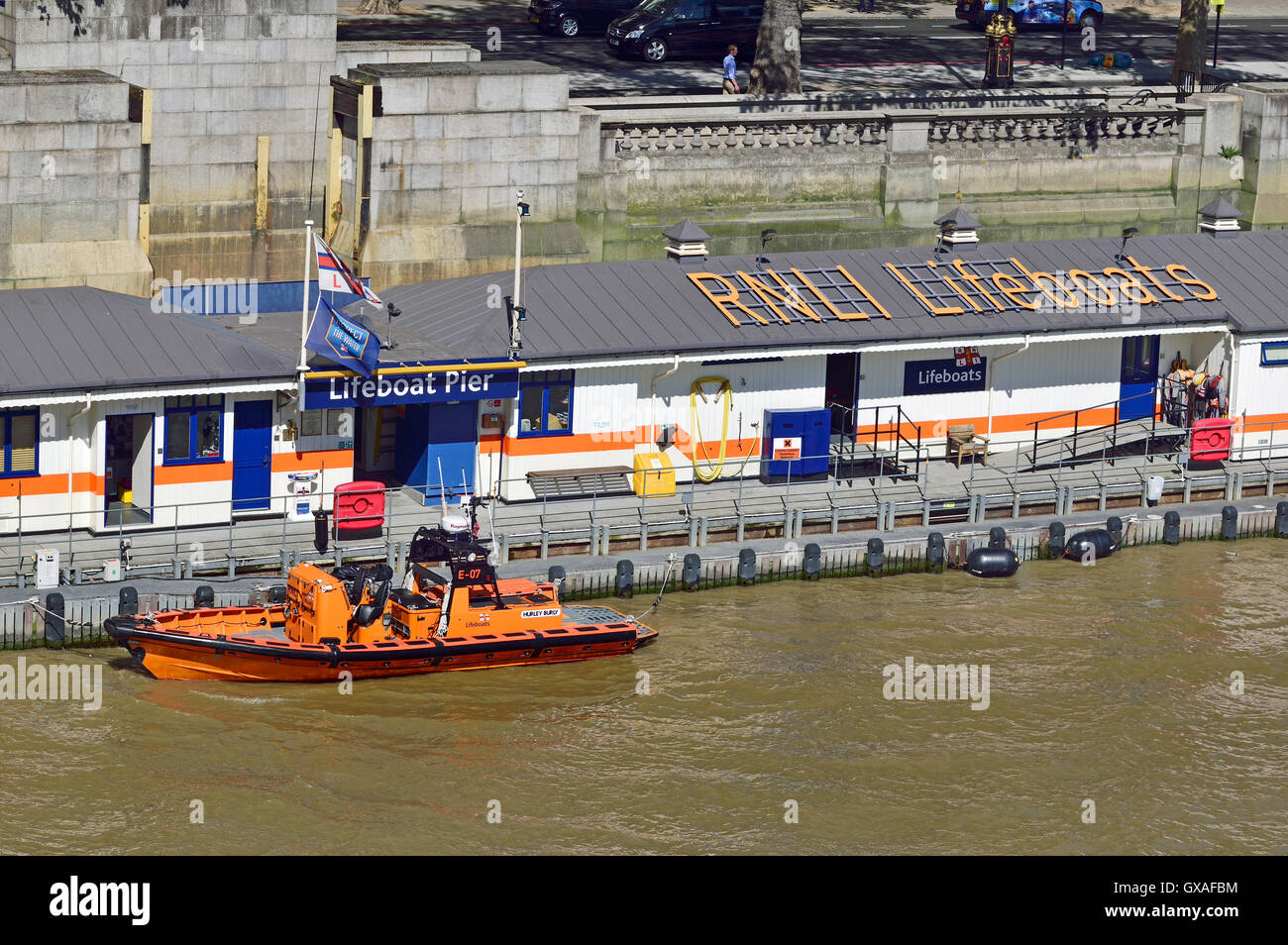 London, England, Vereinigtes Königreich. RNLI Lifeboat Station auf der Themse am Victoria Embankment von Waterloo Bridge. Rettungsboot "Hurley B Stockfoto