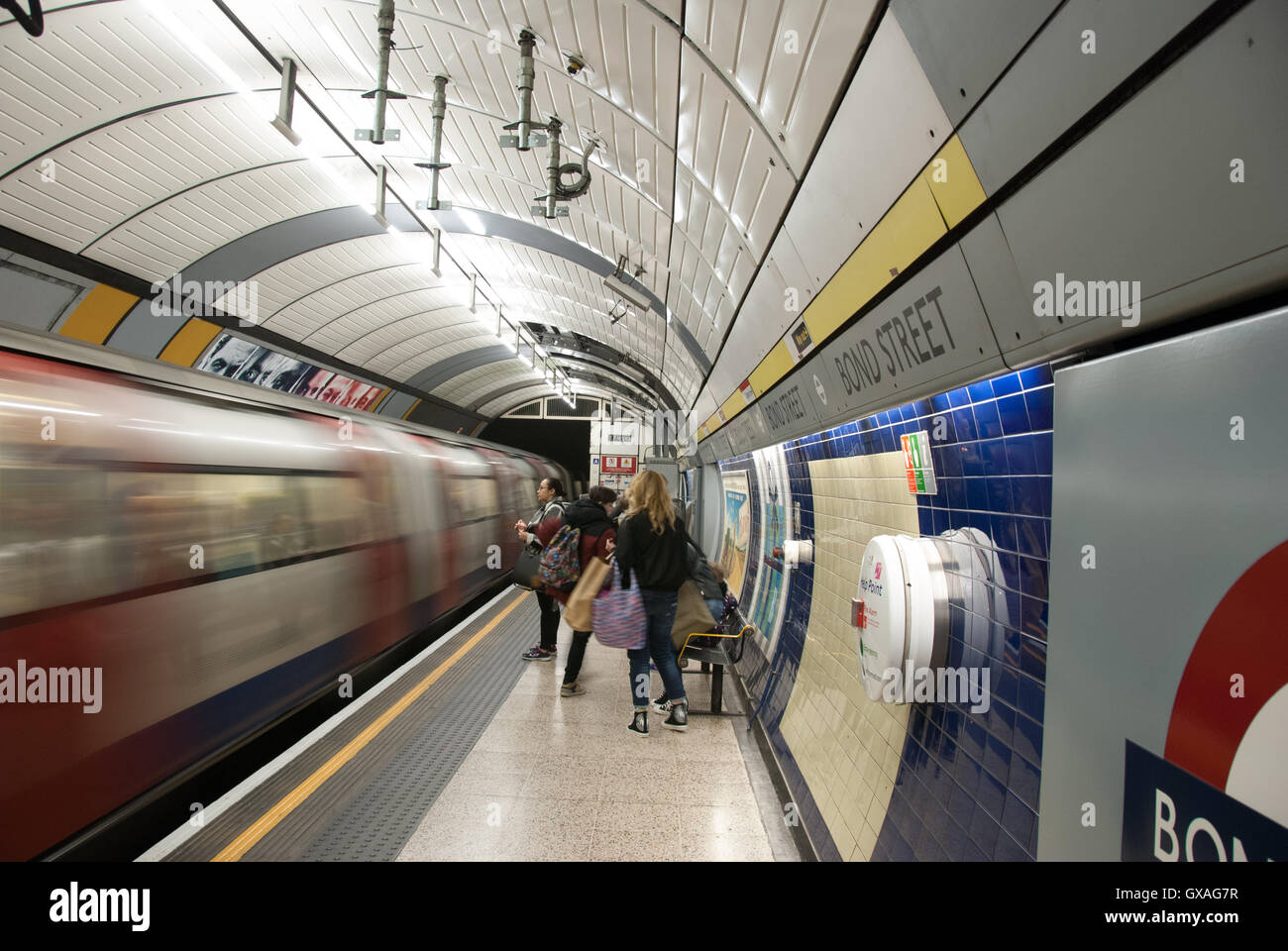 London, UK 4. März 2016. Das Rohr. Bond Street Station.  Einige Passagiere warten auf den Zug, der in der Galerie saust. Stockfoto