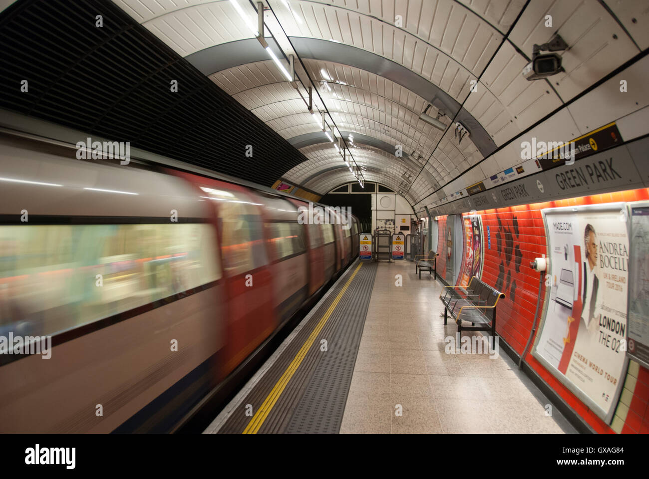 London, UK 4. März 2016. Das Rohr. Green Park Station. Die holprigen Zug im Tunnel. Stockfoto