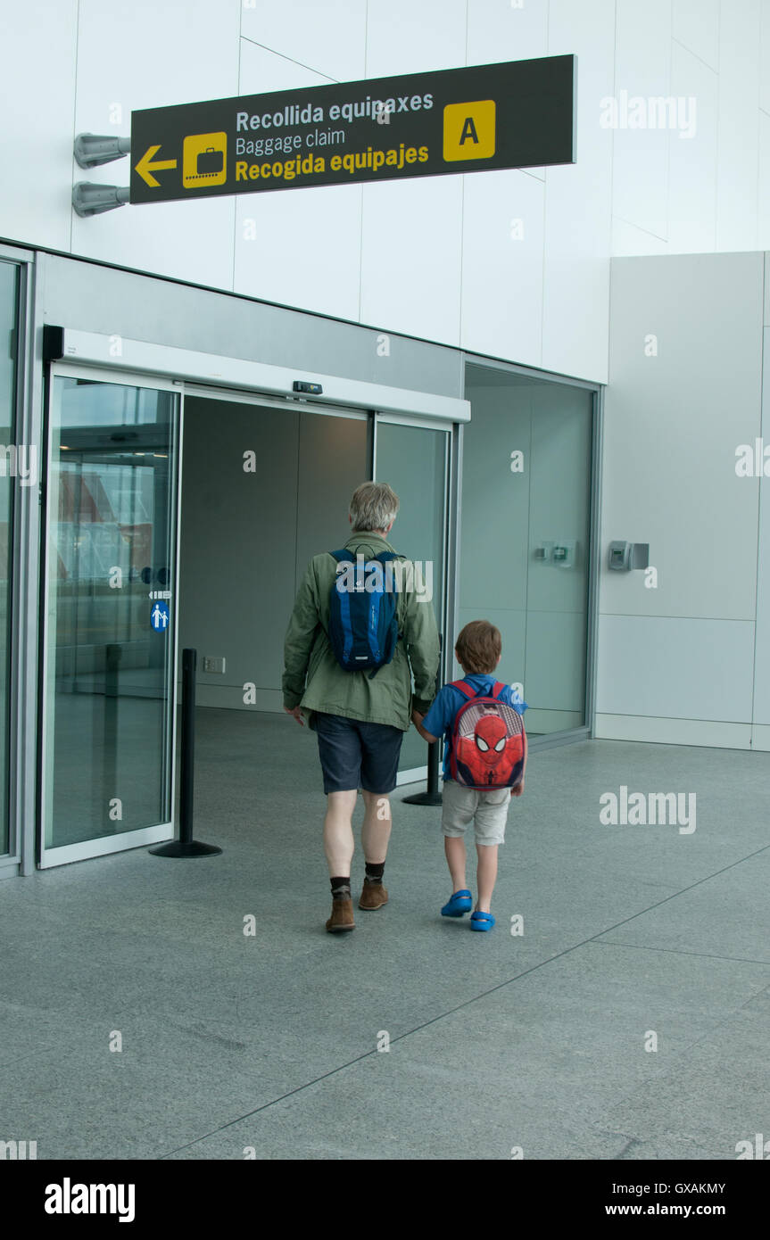 Mann und der junge zu Fuß über den Flughafen Stockfoto