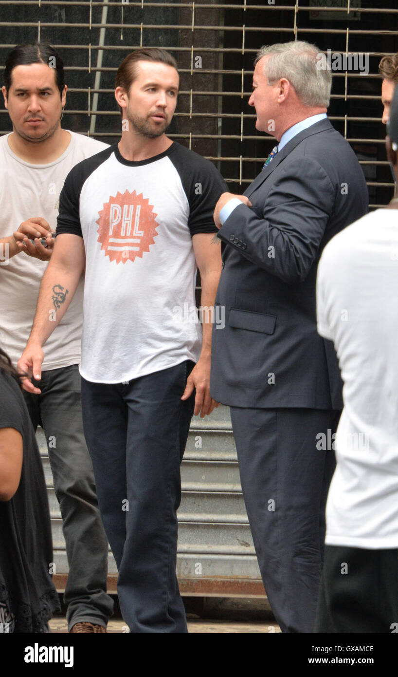 Die Besetzung von "ist es Always Sunny in Philadelphia" filmt Szenen auf Market Street mit: Rob McElhenney, Bürgermeister Jim Kenny Where: Philadelphia, Pennsylvania, Vereinigte Staaten als: 1. Juli 2016 Stockfoto