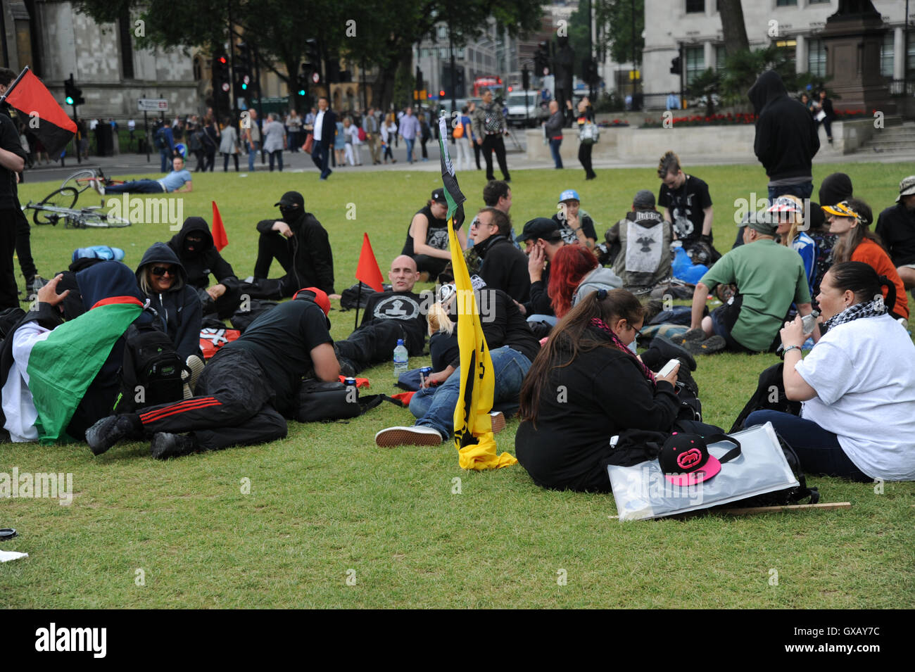 Anarchisten versammeln sich vor den Houses of Parliament in London, England aber nicht offenlegen, Fotografen warum sie gab mit: Atmosphäre wo: London, Vereinigtes Königreich bei: 4. Juli 2016 Stockfoto