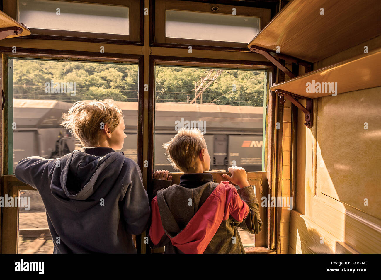 zwei Jungen aus dem historischen Zugfenster Stockfoto