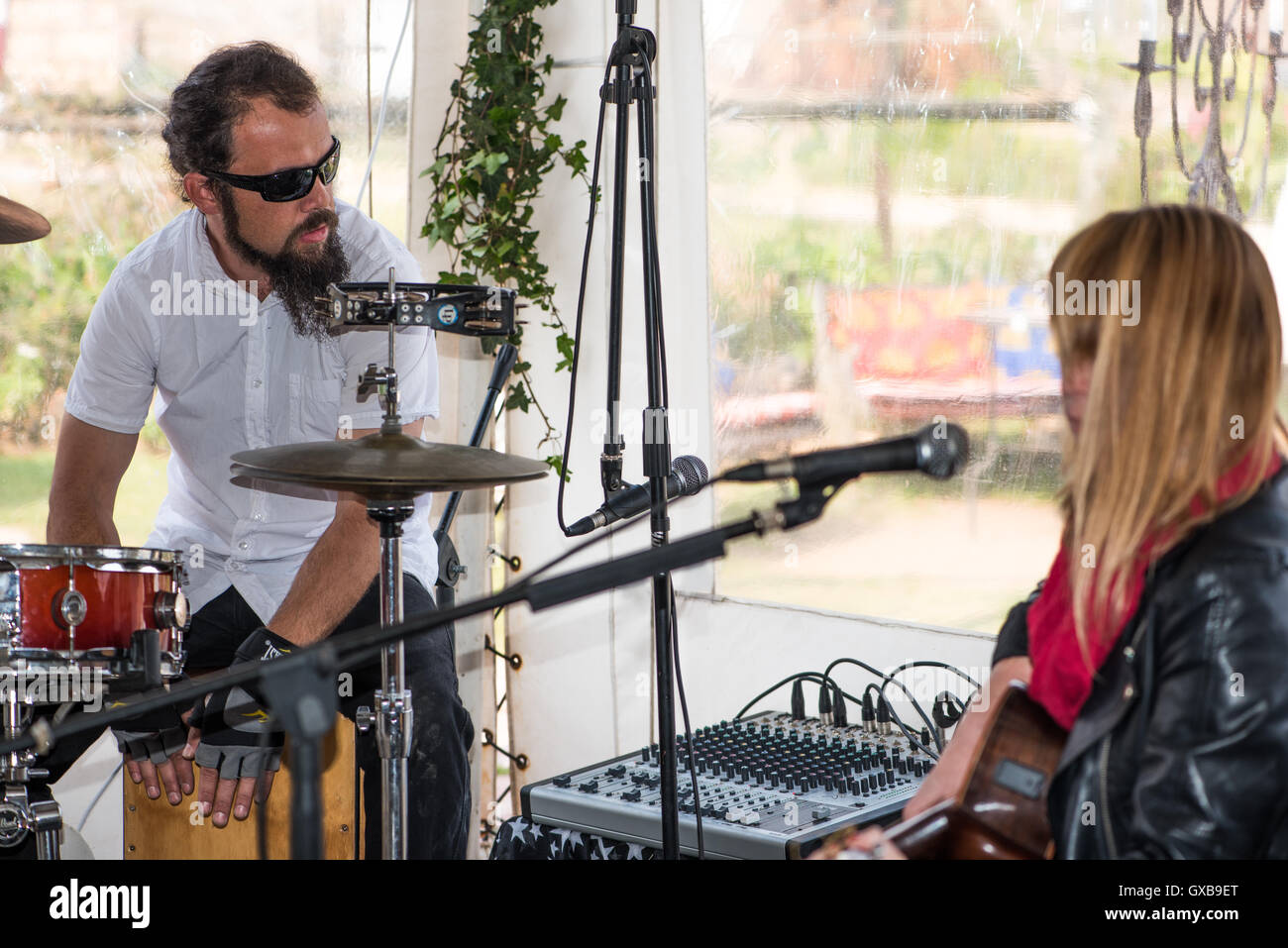 Schlagzeuger, Briers Coetzee, mit Heather Waters Stockfoto