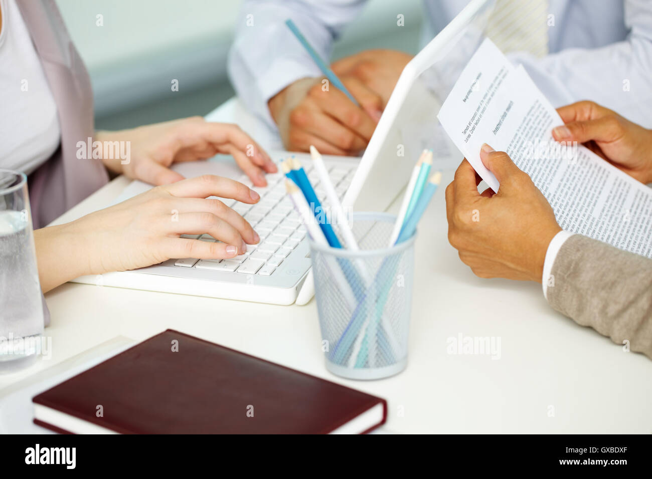 Arbeiten am Tisch Stockfoto