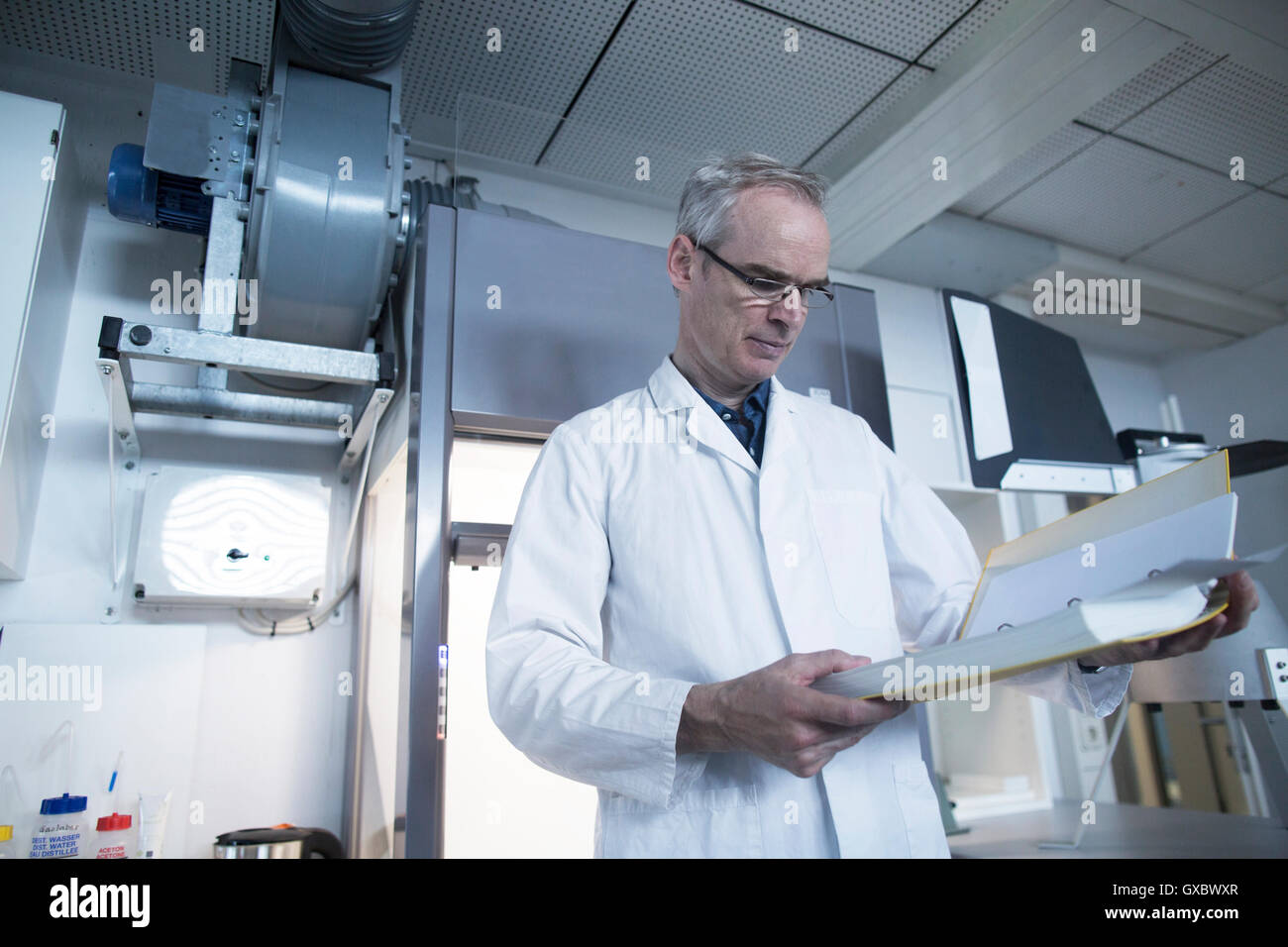 Männliche Meteorologe Datendatei aus Wetterstation Labor überprüfen Stockfoto