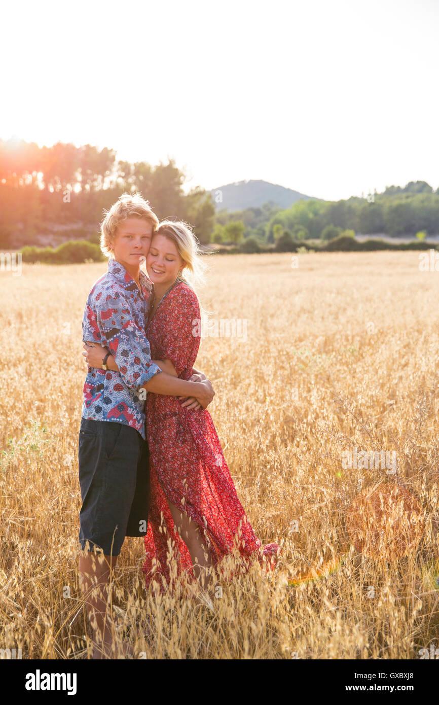 Porträt des romantischen jungen Paares stehen im Weizenfeld, Mallorca, Spanien Stockfoto