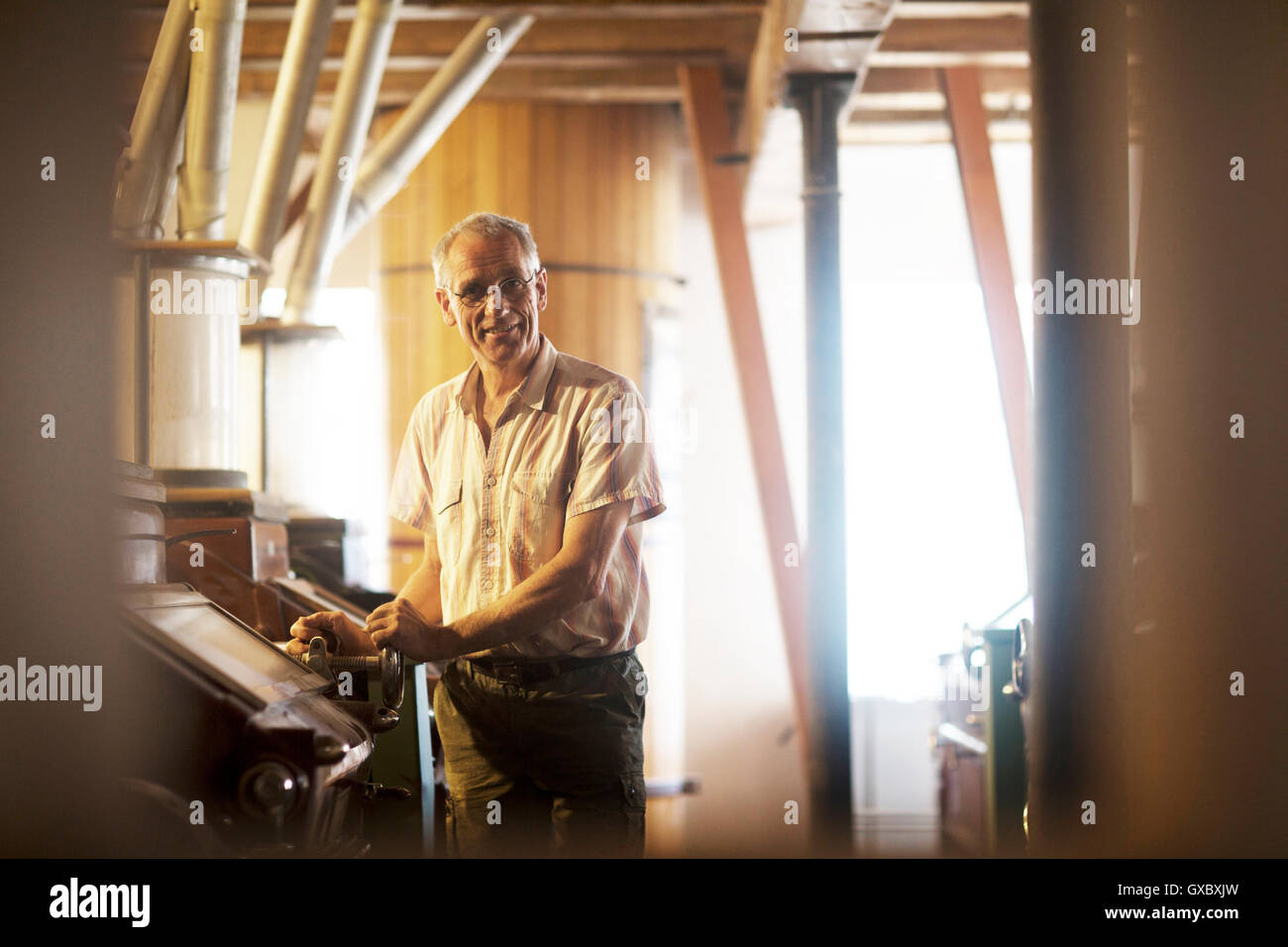 Porträt von männlichen Miller Maschine bei Weizen-Mühle in Betrieb Stockfoto