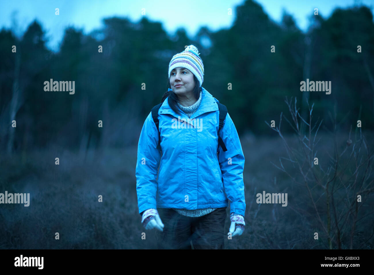 Weibliche Wanderer Wandern im Wald in der Dämmerung Stockfoto