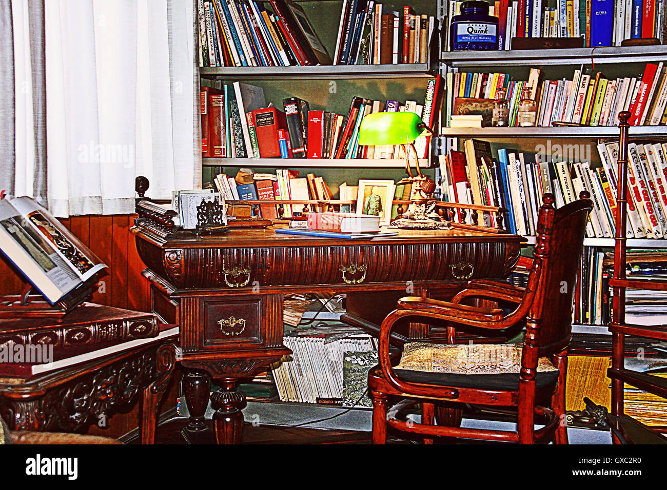 Salon-Ecke mit Bücherregal und Vintage Biedermeier Schreibtisch Stockfoto