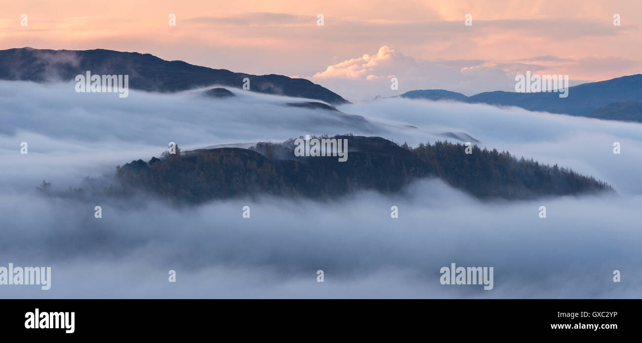 Nebel bedeckte Landschaft in der Dämmerung in der Nähe von Derwent Water, Lake District, Cumbria, England. Herbst (November) 2014. Stockfoto