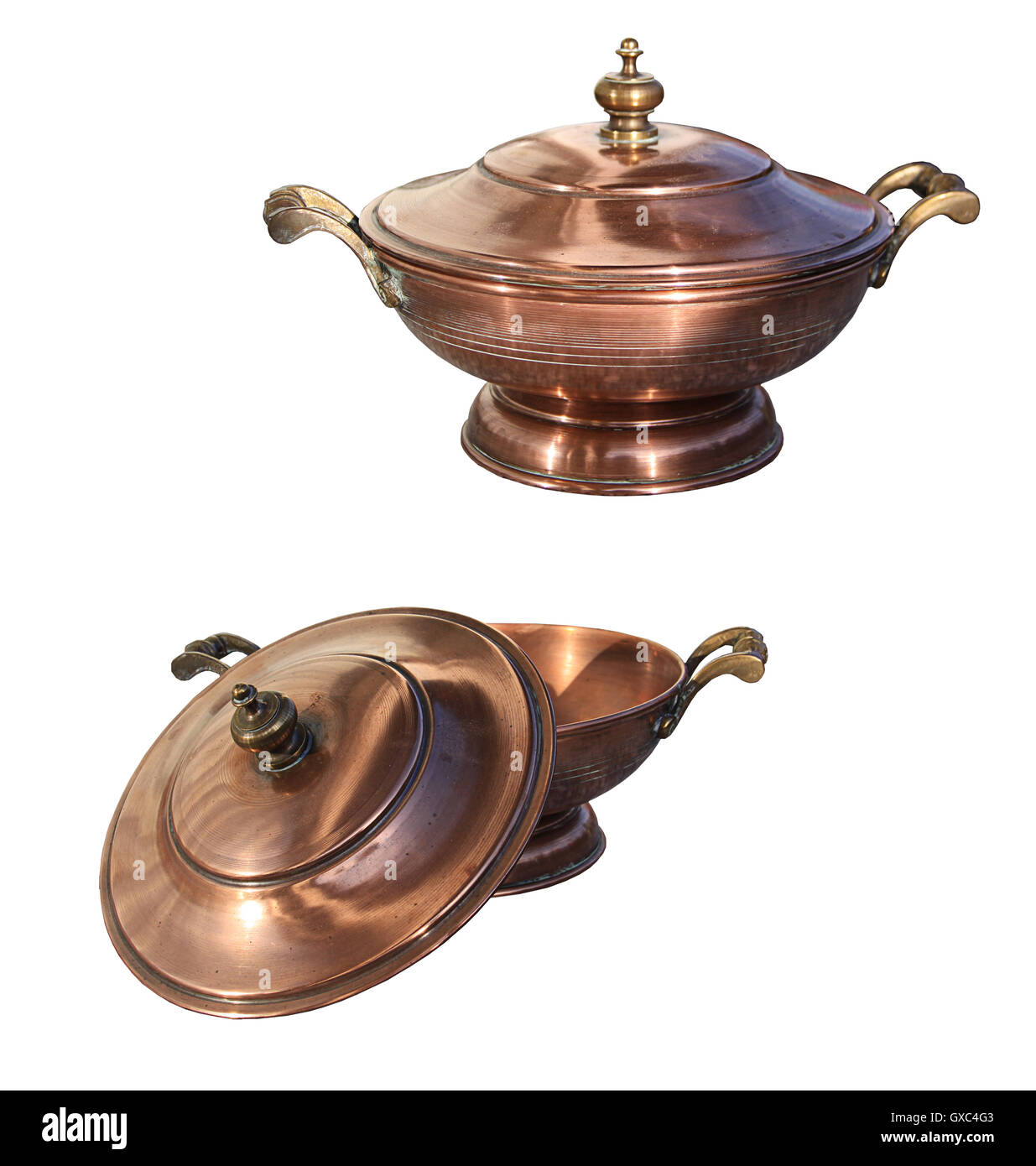 Antike Kupfer Schüssel mit Deckel und Messing Griffe isoliert auf weiss Stockfoto