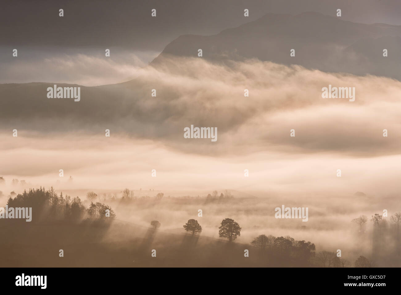 Atmosphärische nebligen Landschaft und Berge an der Dämmerung, Nationalpark Lake District, Cumbria, England. Herbst (November) 2014. Stockfoto