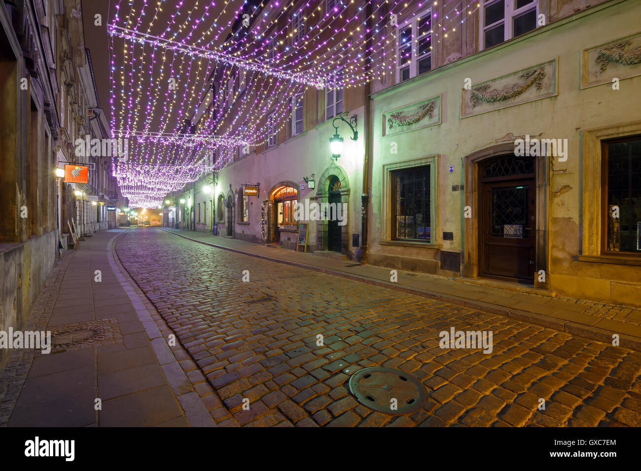 Warschau, Polen - 10. Dezember 2015. Weihnachtsschmuck in der Altstadt in Warschau in der Nacht, Freta Straße Stockfoto