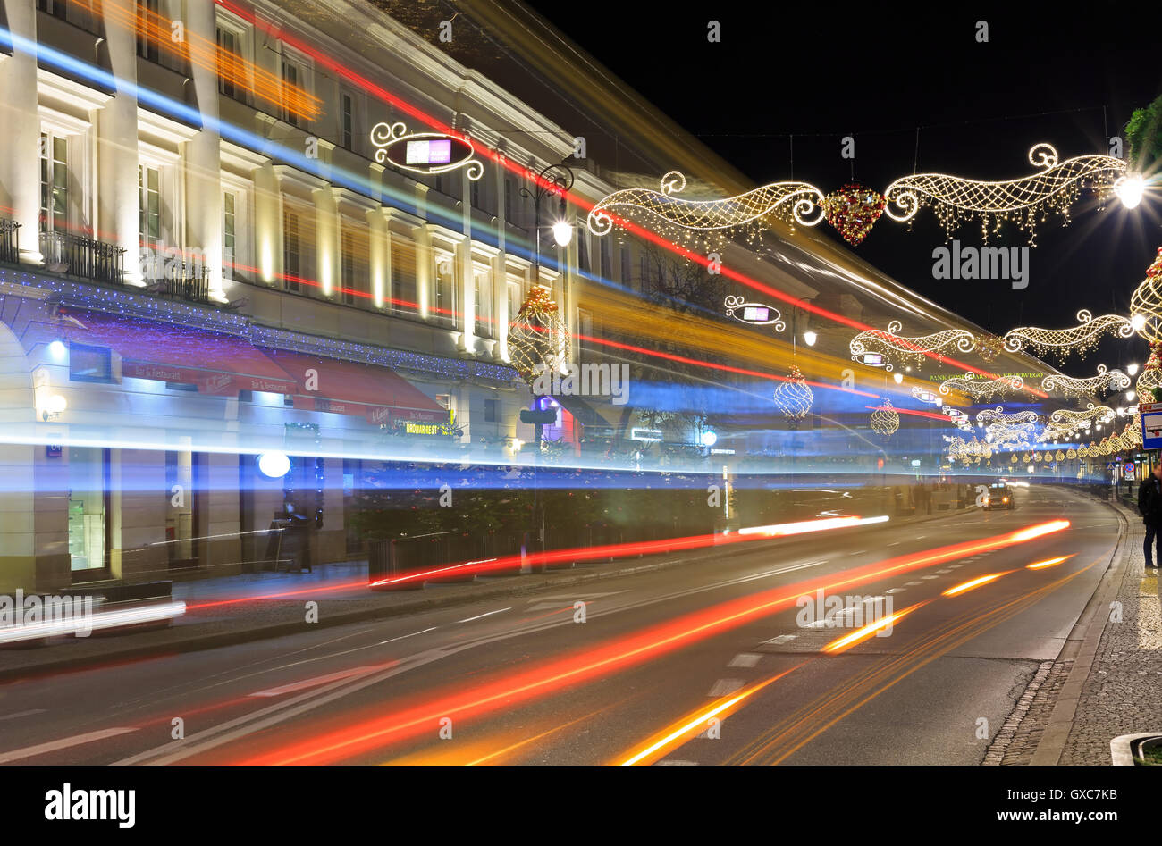 Warschau, Polen - 10. Dezember 2015. Nowy Swiat Straße nachts geschmückt mit mit festlichen Dekorationen und Verkehr Stockfoto