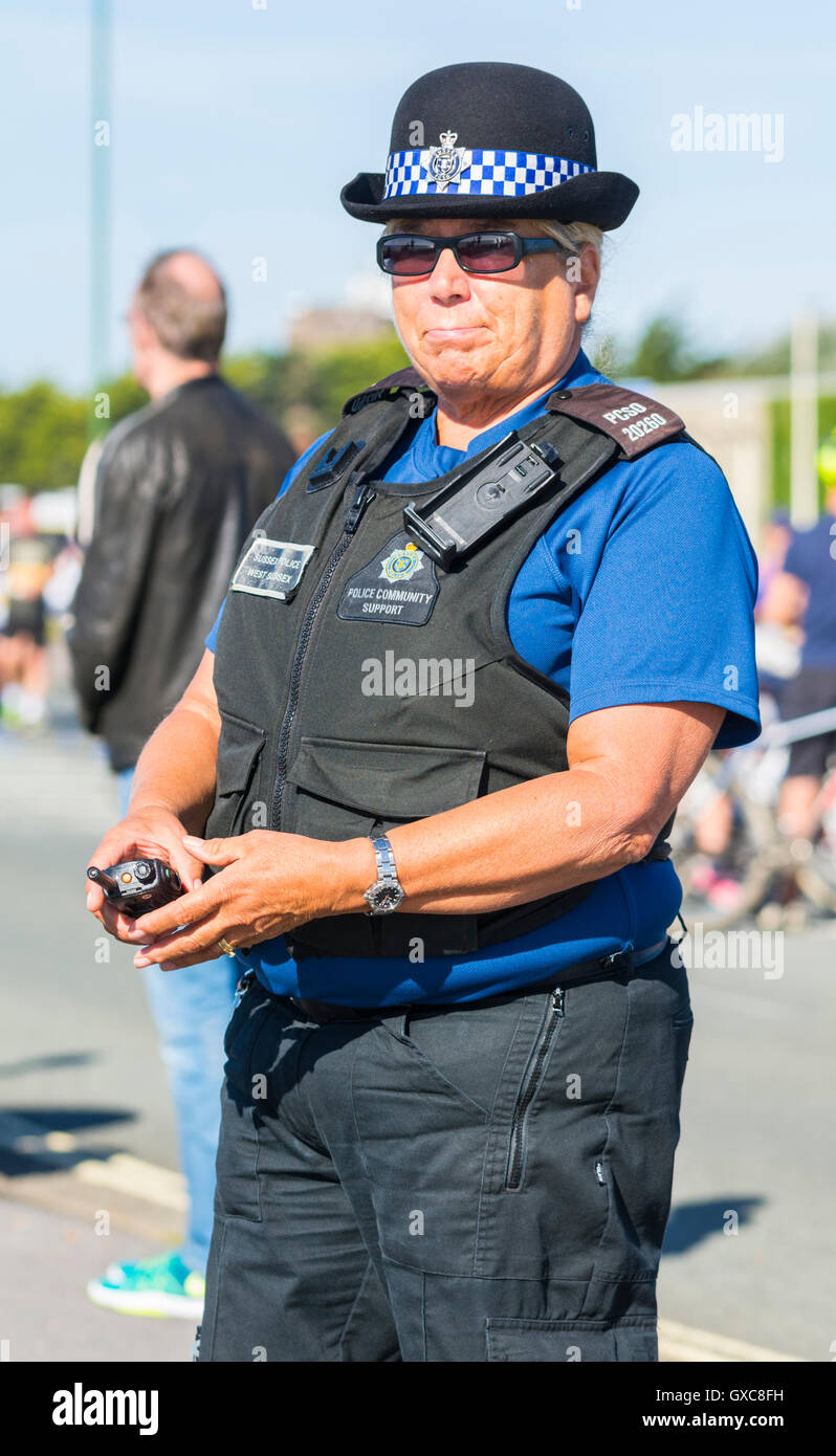 Weibliche PCSO (Police Community Support Officer) in Uniform im Vereinigten Königreich. Stockfoto