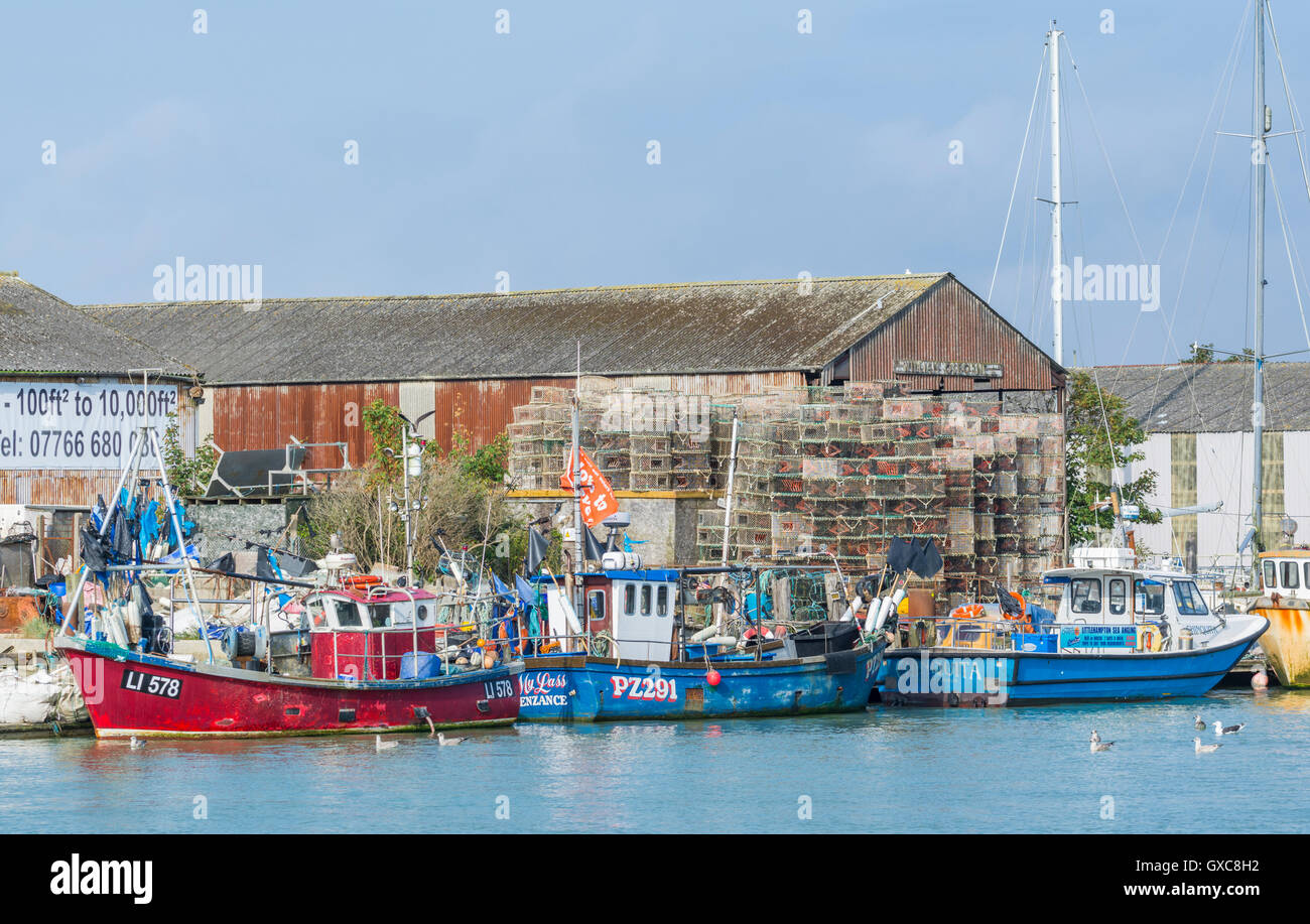 Mehrere kleine Fischerboote vertäut an einem Fluss im Vereinigten Königreich. Stockfoto