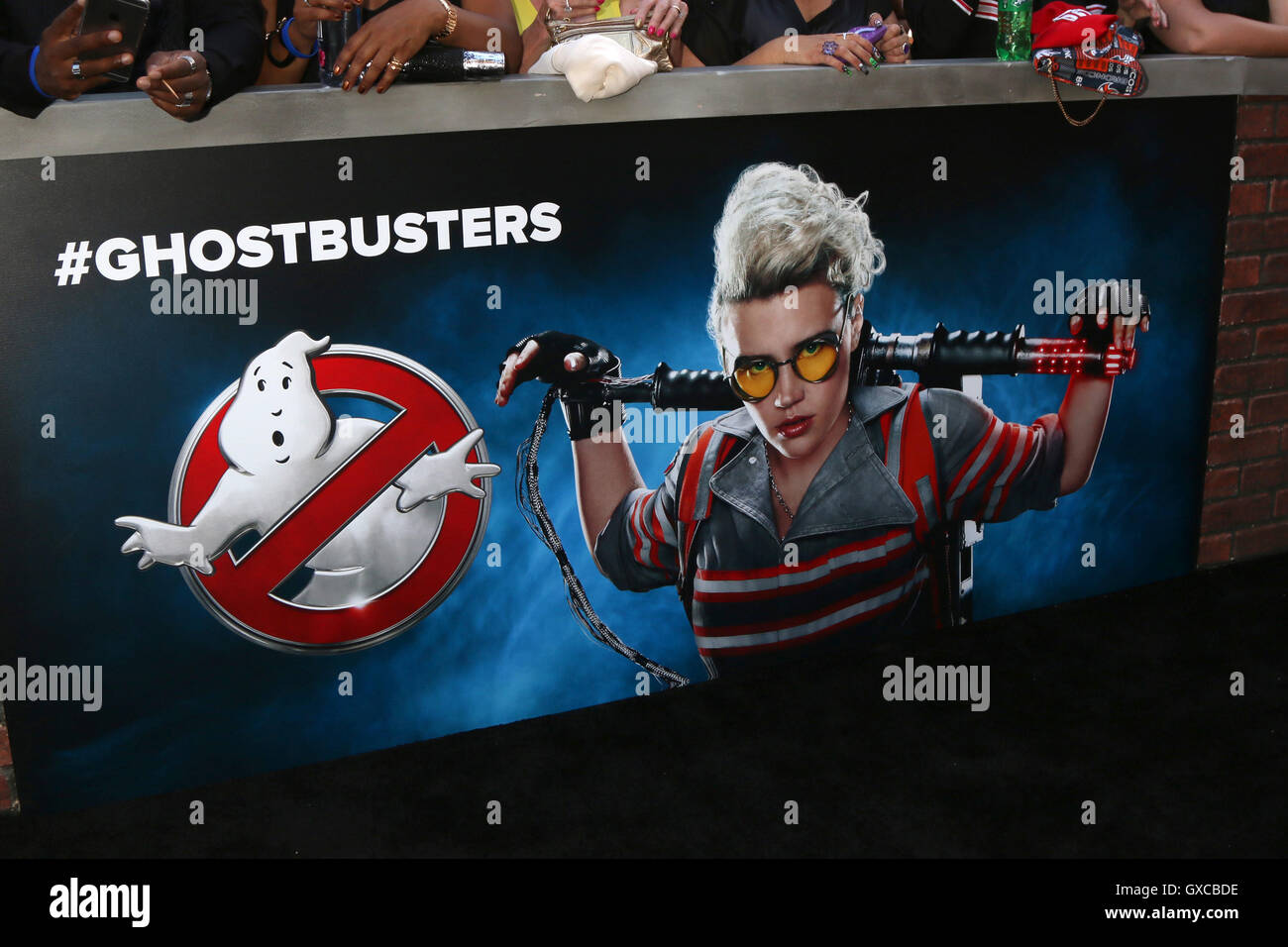 Los Angeles Premiere von "Ghostbusters" - Ankünfte mit: Kate McKinnon Ghostbusters Poster wo: Los Angeles, California, Vereinigte Staaten von Amerika bei: 9. Juli 2016 Stockfoto