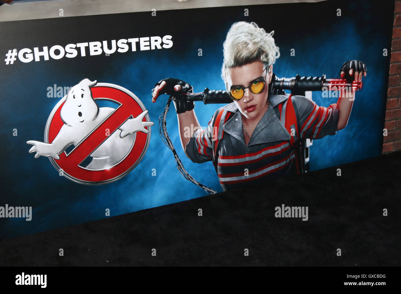 Los Angeles Premiere von "Ghostbusters" - Ankünfte mit: Kate McKinnon Ghostbusters Poster wo: Los Angeles, California, Vereinigte Staaten von Amerika bei: 9. Juli 2016 Stockfoto