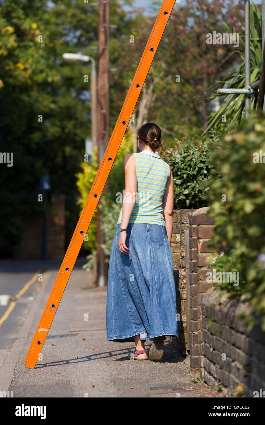 Fußgängerzone / Lady / junge Frau / Menschen / Person laufen unter einer  Leiter und Pech in Twickenham, Greater London zu riskieren. UK  Stockfotografie - Alamy
