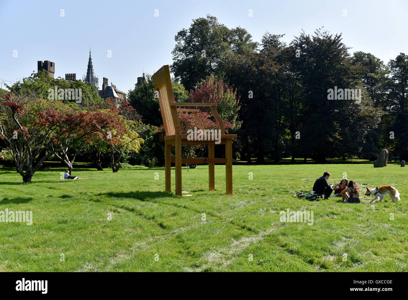 Stadt des unerwarteten, Cardiff. Feier von Roald Dahl. Riesigen Stühle werden im Bute Park und Coopers Feld dargestellt. Stockfoto