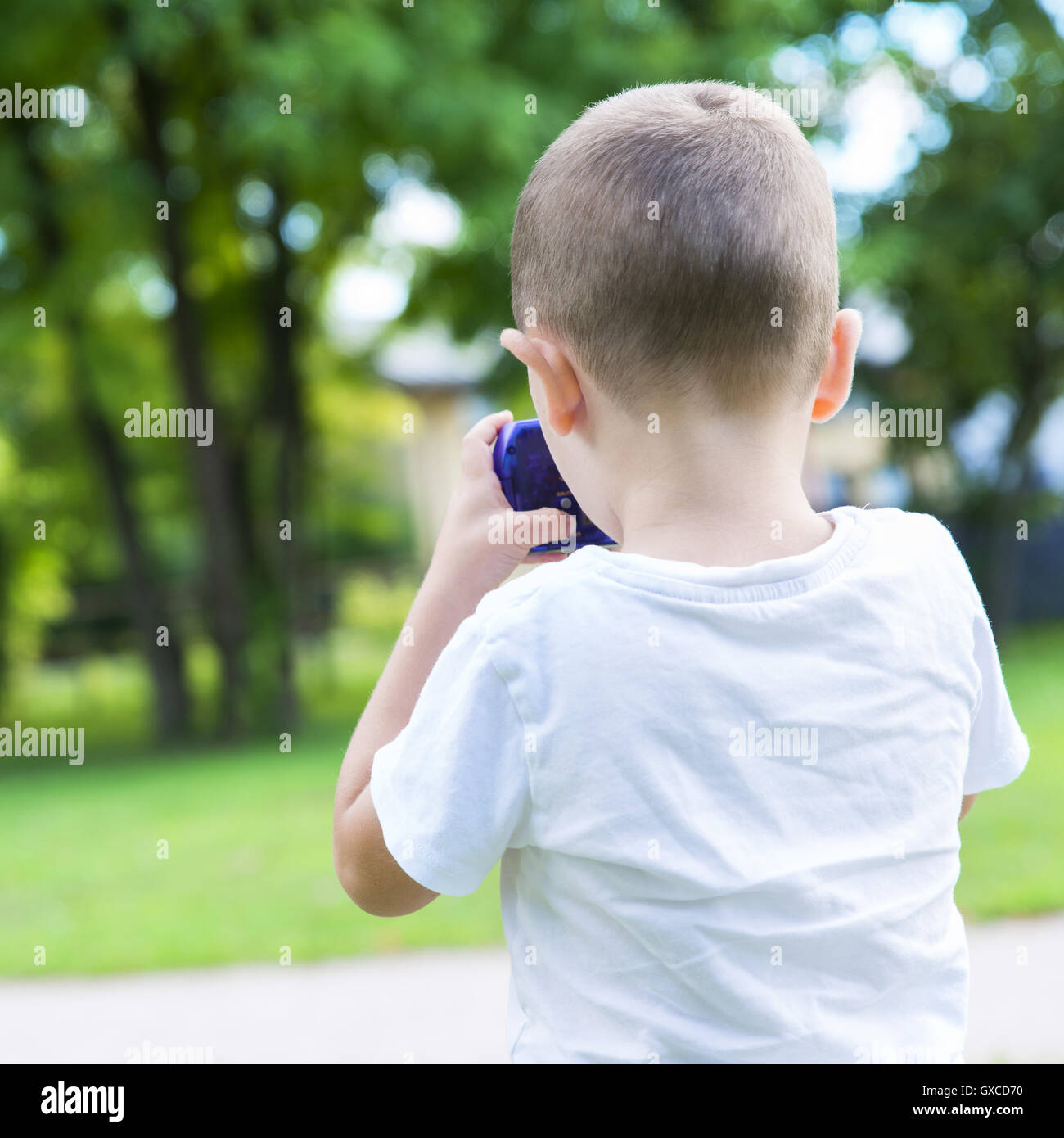 Kind in den Park mit seiner Kamera Stockfoto