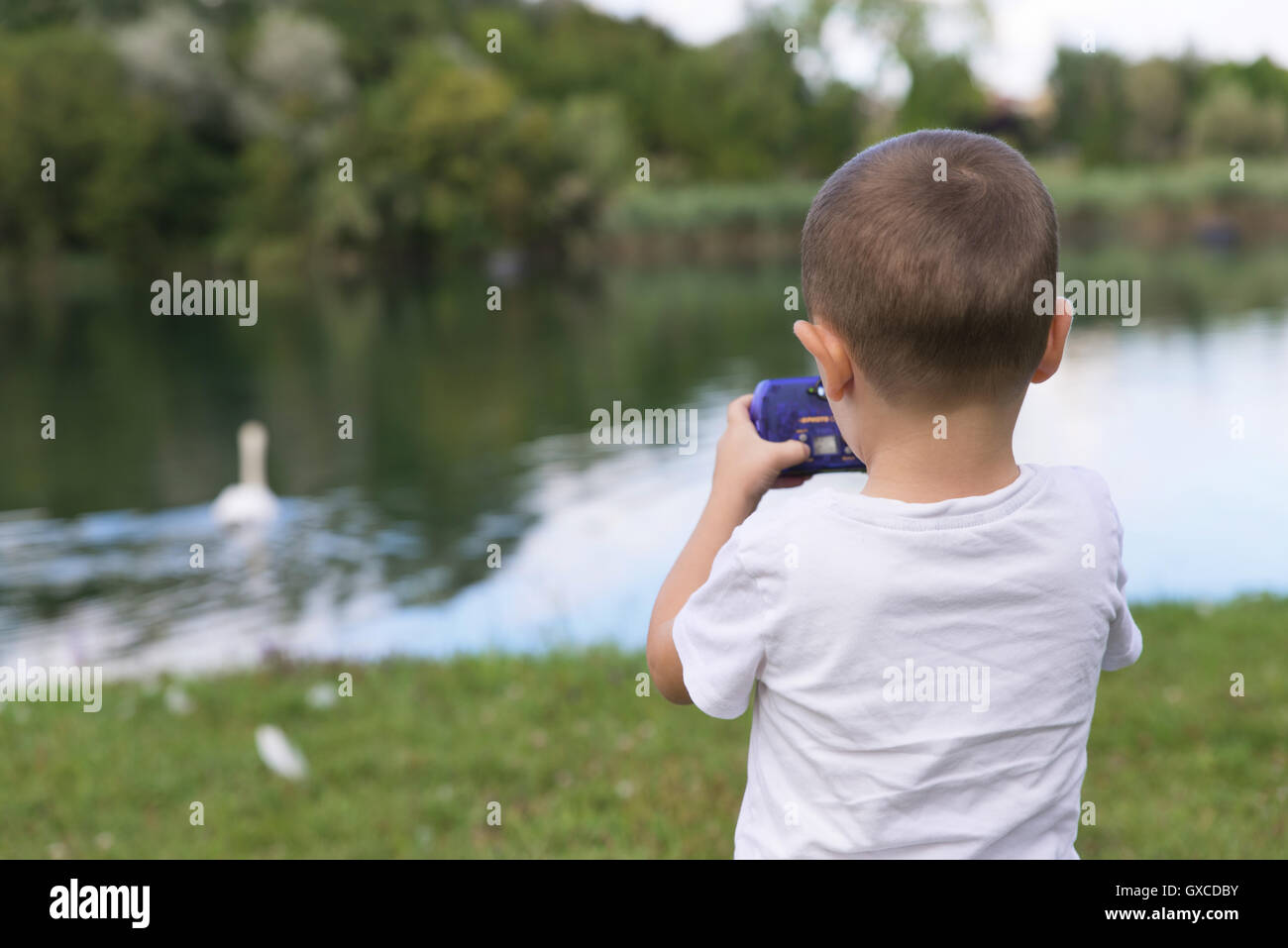 Kind in den Park mit seiner Kamera Stockfoto