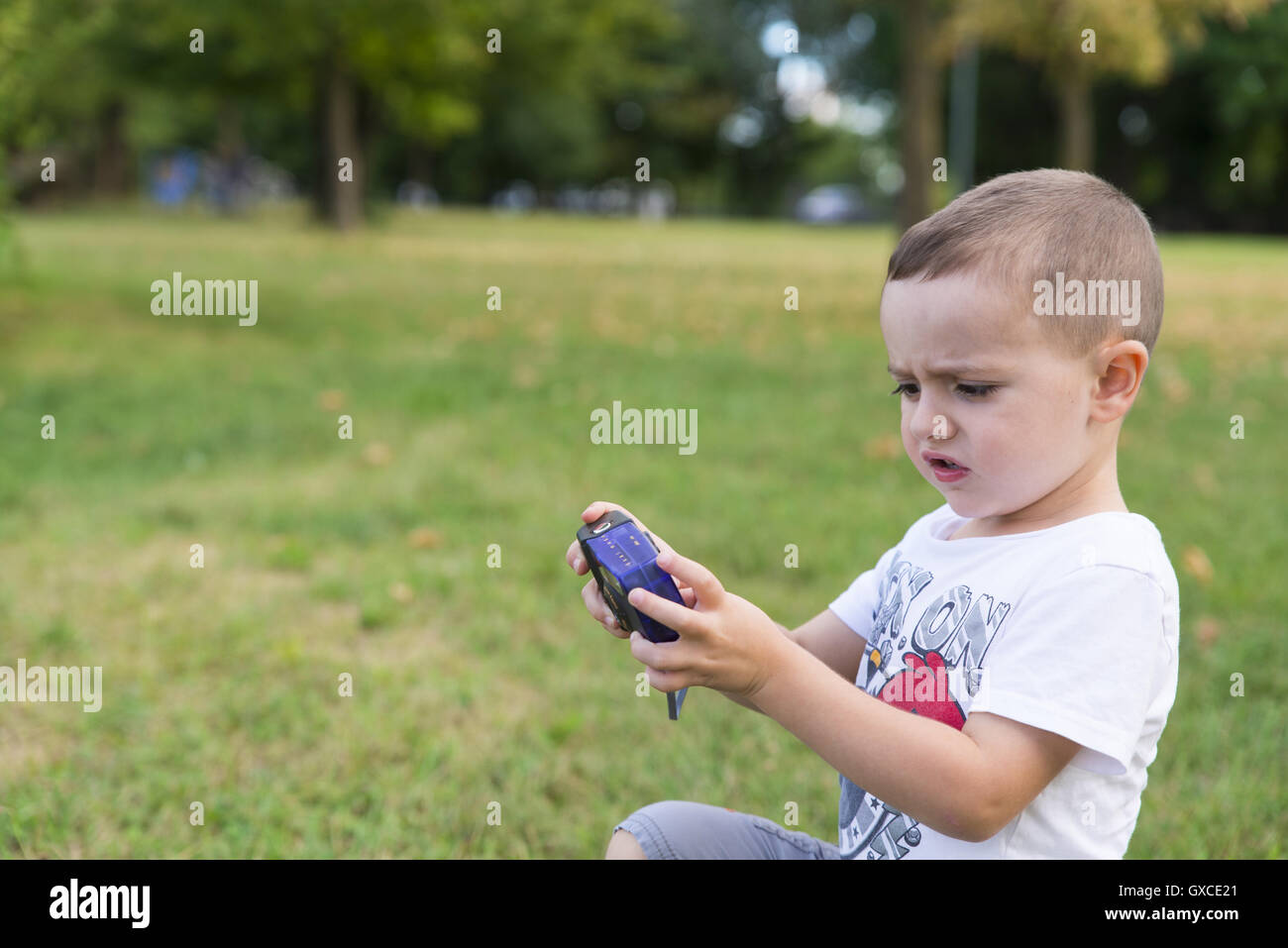 Kind in den Park mit seiner Kamera Stockfoto