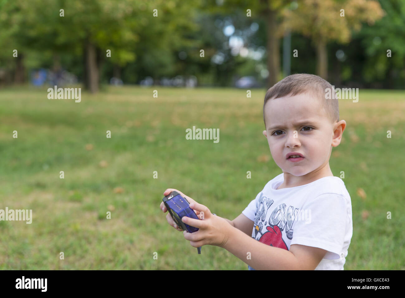 Kind in den Park mit seiner Kamera Stockfoto