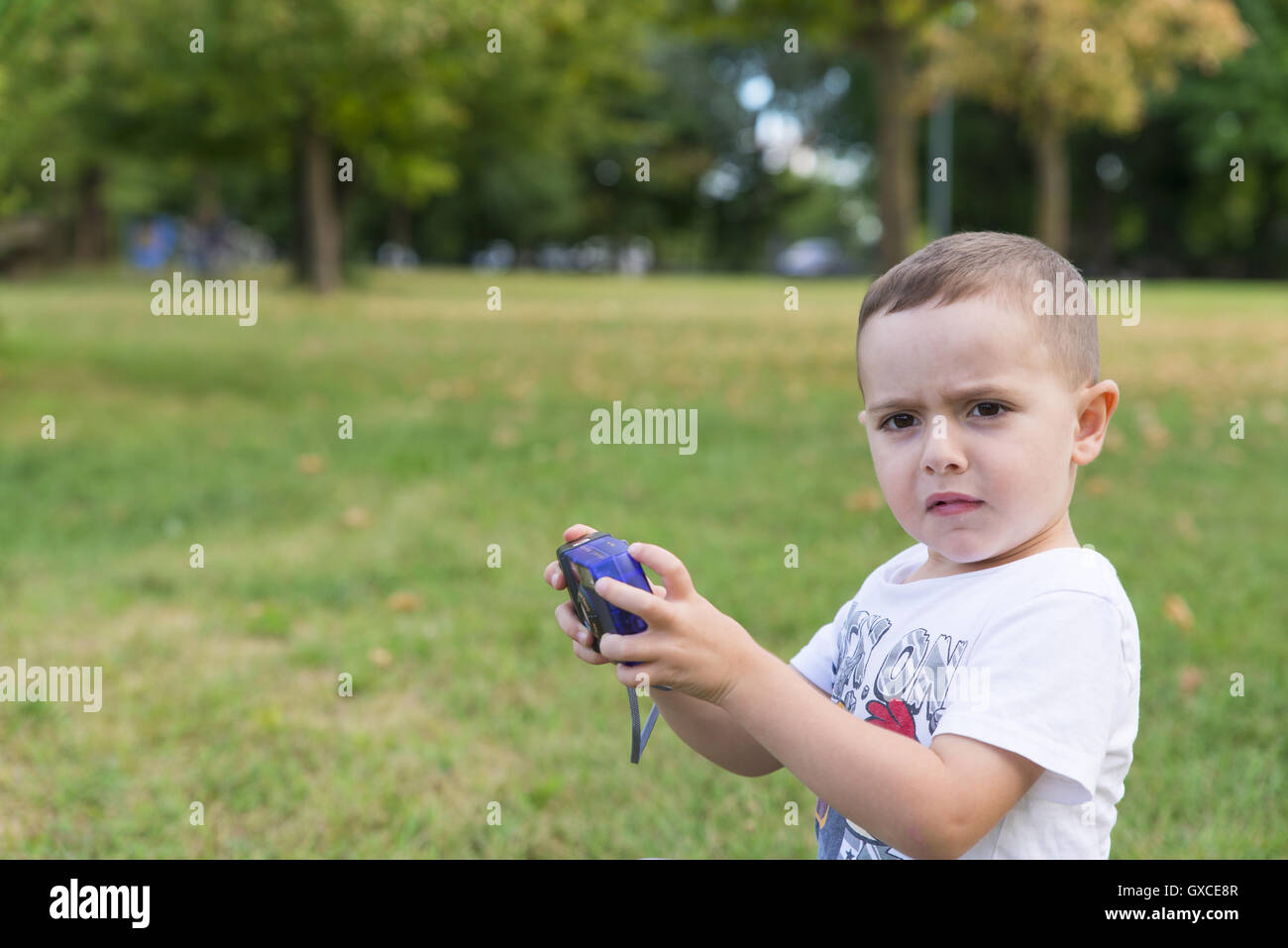 Kind in den Park mit seiner Kamera Stockfoto