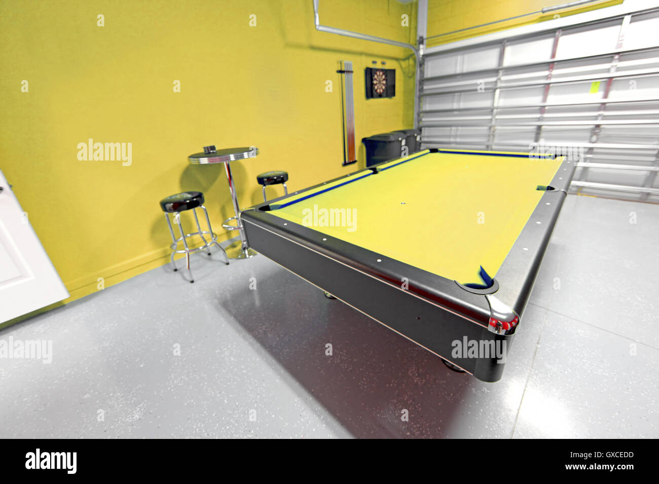 Ein Spielzimmer mit Billardtisch in einer Garage Stockfoto