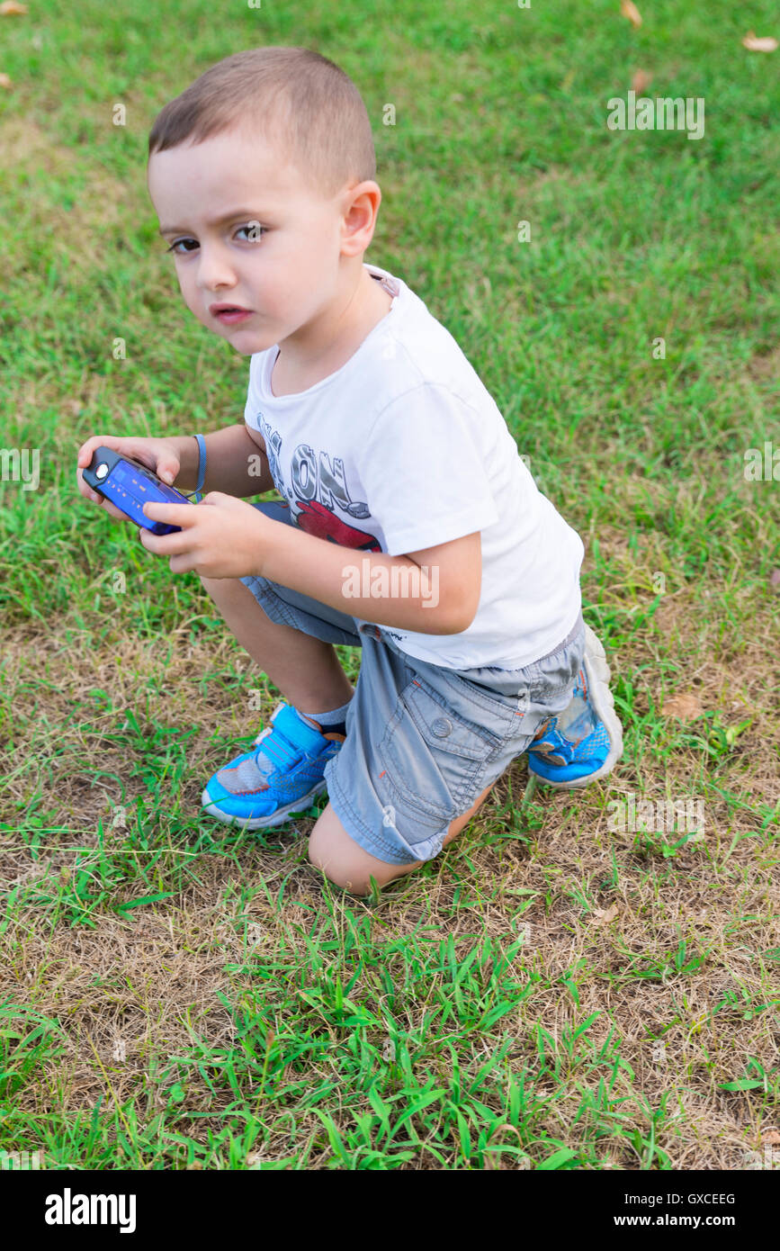 Kind in den Park mit seiner Kamera Stockfoto