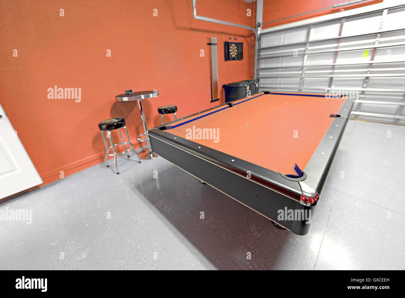 Ein Spielzimmer mit Billardtisch in einer Garage Stockfoto