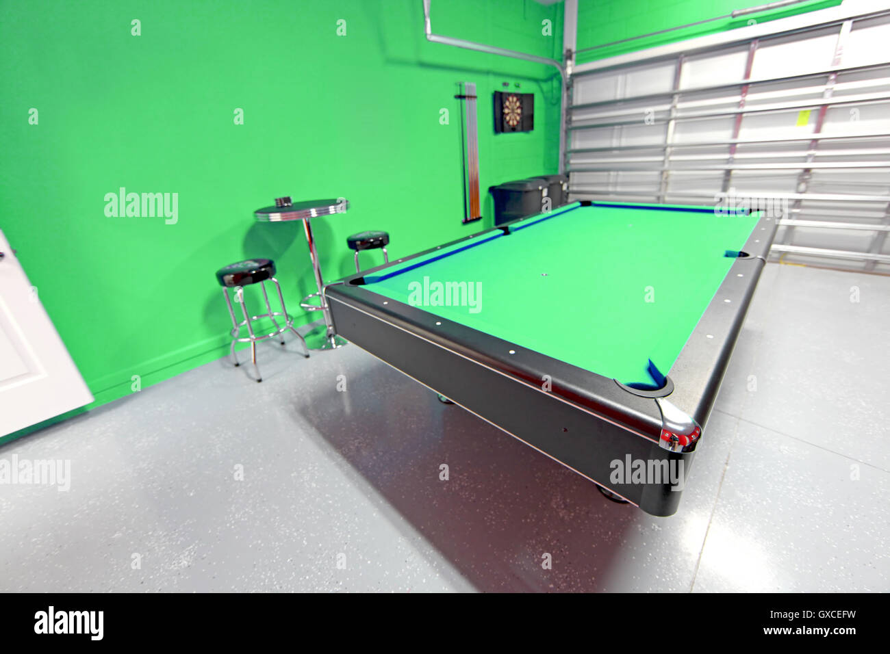 Ein Spielzimmer mit Billardtisch in einer Garage Stockfoto