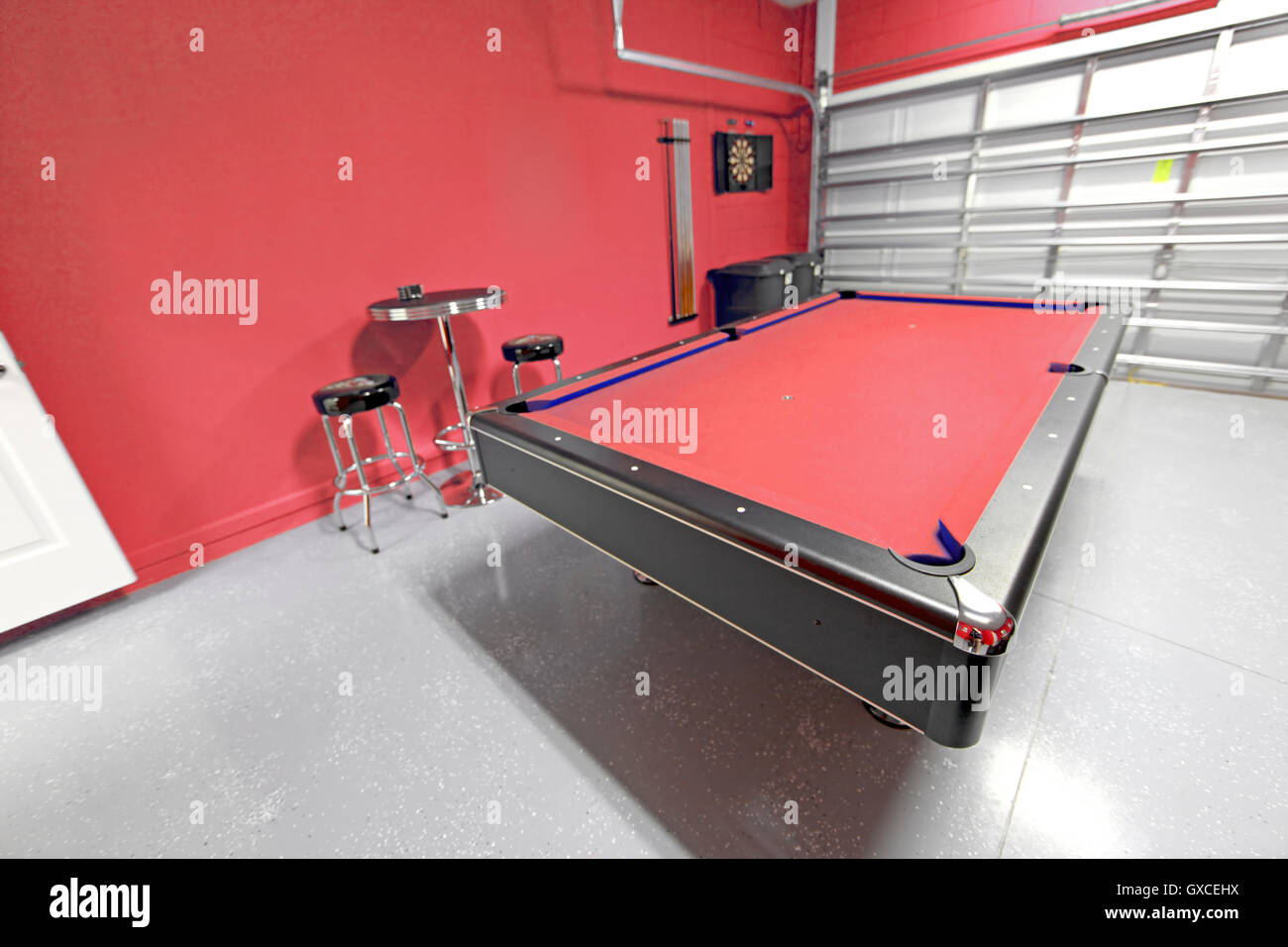 Ein Spielzimmer mit Billardtisch in einer Garage Stockfoto